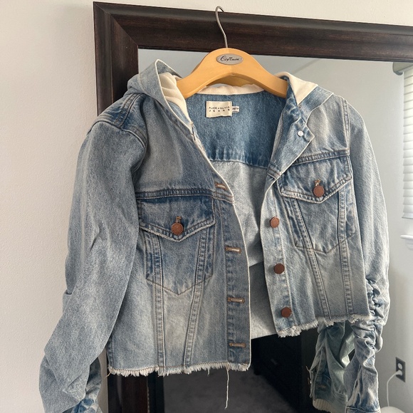 Alice + Olivia Jackets & Blazers - Cropped Alive and Olivia jeans jacket
